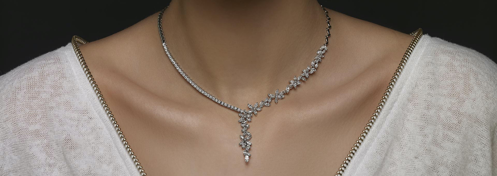 Women's hand-made jewelry. Best Gold made jewelry for minimalistic sand luxury women style