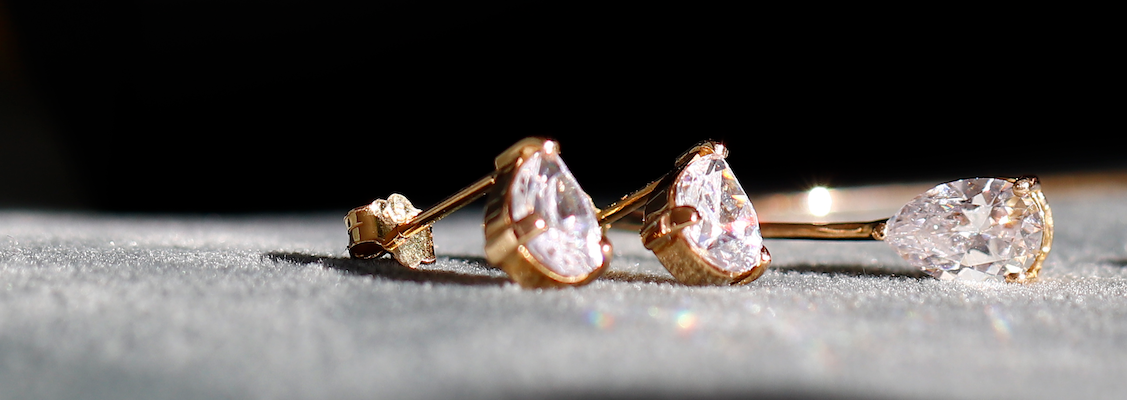 DES BOUCLES D'OREILLES