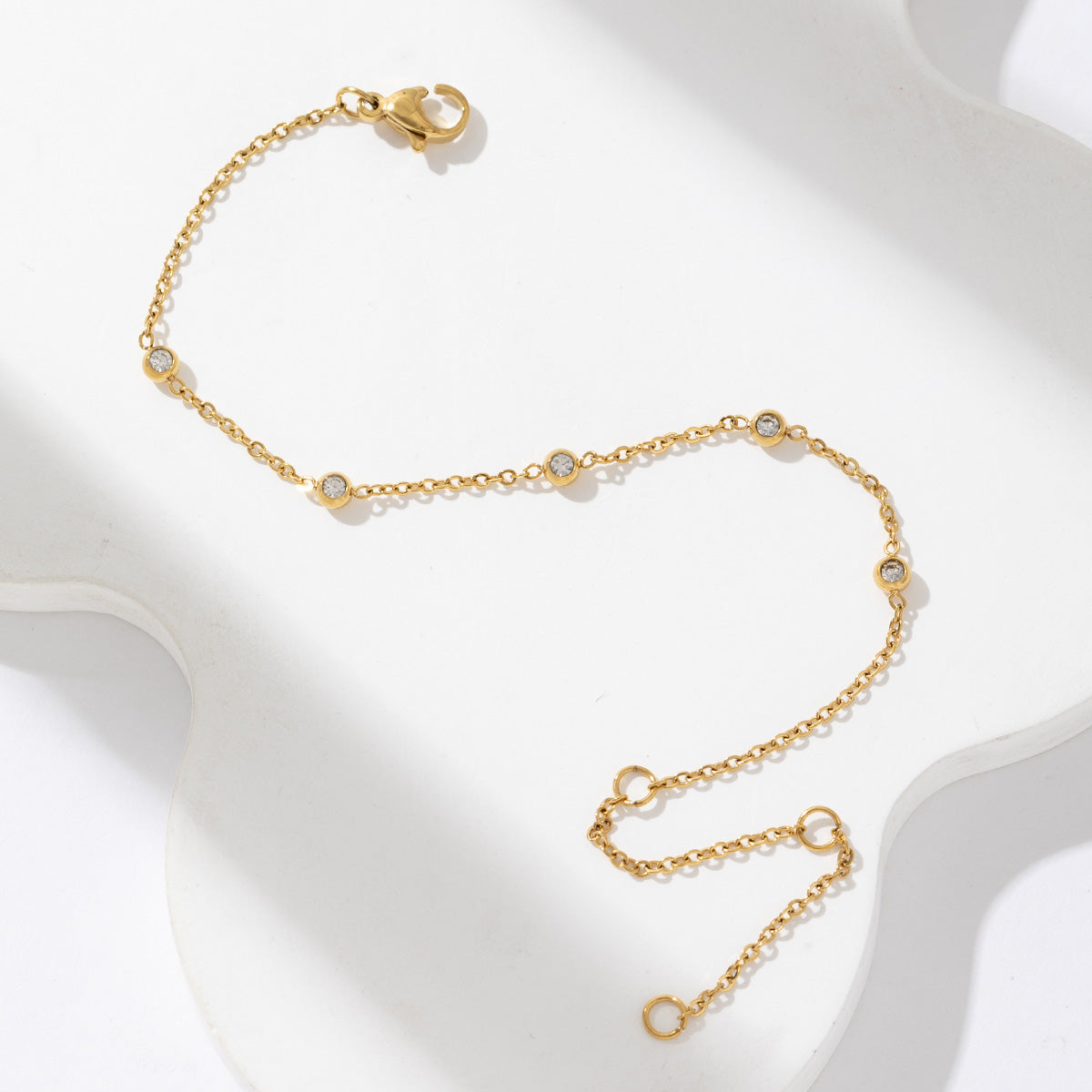 BRACCIALE MINIMALISTA CON CHARM IN ZIRCONE | PLACCATO ORO 18K