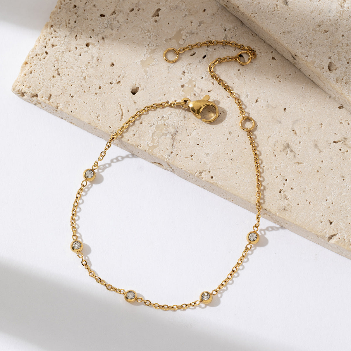 BRACCIALE MINIMALISTA CON CHARM IN ZIRCONE | PLACCATO ORO 18K