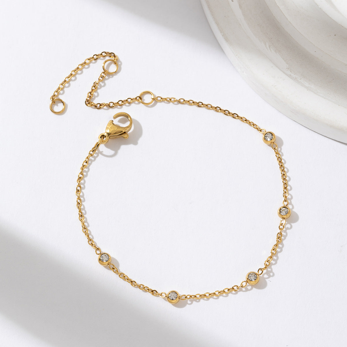 BRACCIALE MINIMALISTA CON CHARM IN ZIRCONE | PLACCATO ORO 18K